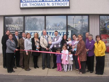 Mayor Mark Allen and Dr. Kyle Johnson cut the ribbon at the grand opening of Johnson Family Chiropractic of Peoria, IL.